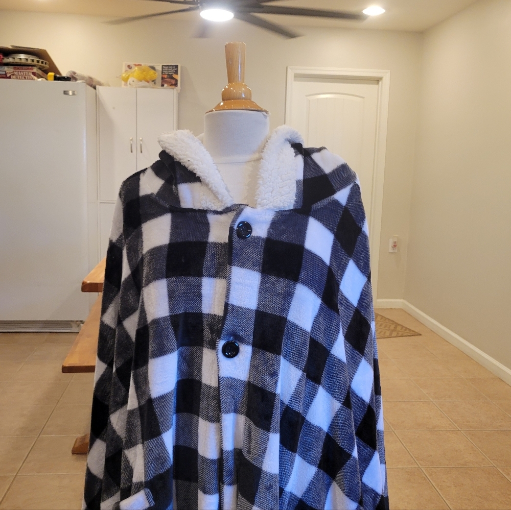 ▶️EUC~  FLEECE HOODED CAPE - BLANKET